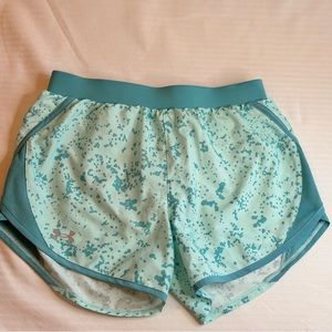 UNDER ARMOR GIRLS ATHLETIC SHORTS (sz XS)